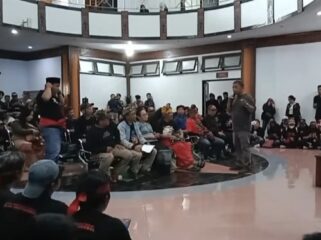 Aliansi Masyarakat Toraja unjuk rasa di DPRD Tana Toraja menolak proyek geothermal di Kecamatan Bittuang, Kamis (19/2/2026). Foto: Istimewa