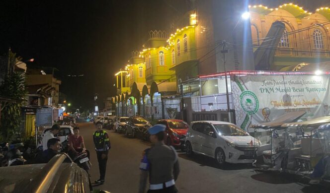 
					Pengamanan kegiatan ibadah sholat tarawih di Sejumlah Masjid. Foto: Istimewa