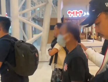 Andarias Tandung (pakai masker) saat tiba di Makassar, usai ditangkap tim gabungan di Sulawesi Utara. Foto: Istimewa