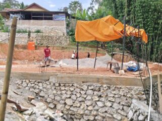 Pembangunan Gedung Olahraga Passemba Toraya secara swadaya. Foto: Istimewa