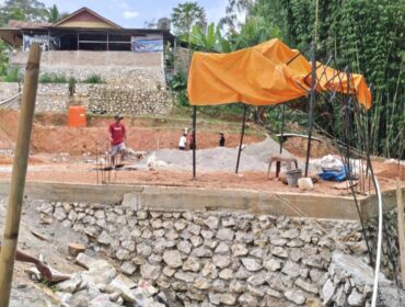 Pembangunan Gedung Olahraga Passemba Toraya secara swadaya. Foto: Istimewa