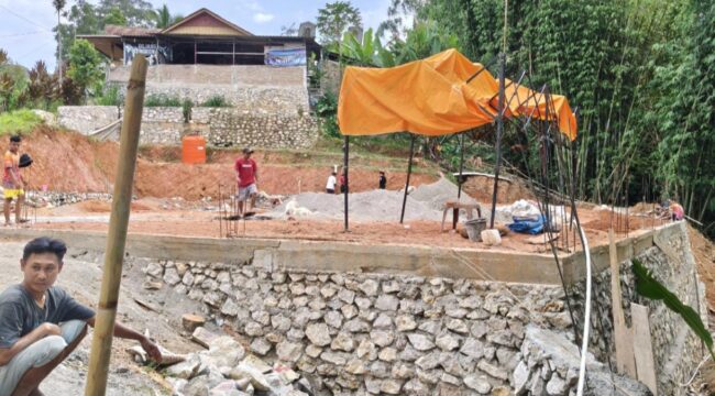 Pembangunan Gedung Olahraga Passemba Toraya secara swadaya. Foto: Istimewa