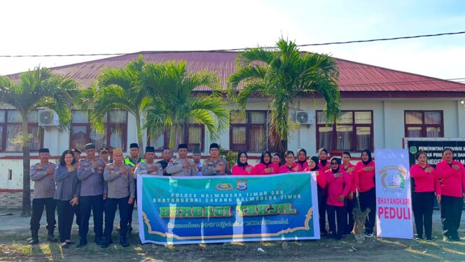 
					Polres Halmahera Timur dan Bhayangkari Cabang Haltim Berbagi Takjil, Tebar Kepedulian di Bulan Suci Ramadan