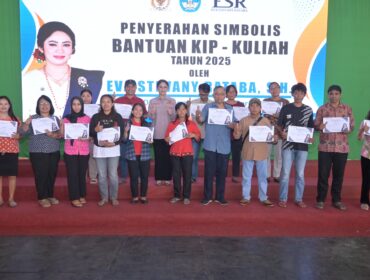 Bantuan Beasiswa KIP Kuliah jalur aspirasi Eva Stevany Rataba tahun 2025 kepada sekitar 700 mahasiswa asal Toraja. Foto: Istimewa