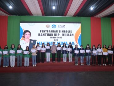 Bantuan Beasiswa KIP Kuliah jalur aspirasi Eva Stevany Rataba tahun 2025 kepada sekitar 700 mahasiswa asal Toraja. Foto: Istimewa