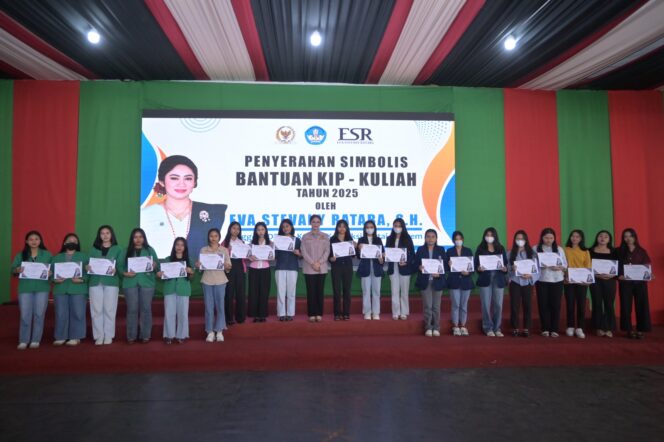 
					Bantuan Beasiswa KIP Kuliah jalur aspirasi Eva Stevany Rataba tahun 2025 kepada sekitar 700 mahasiswa asal Toraja. Foto: Istimewa
