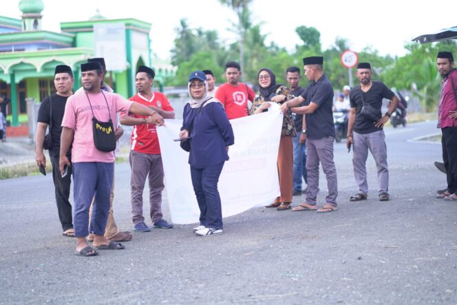 
					Ratusan Takjil Dibagikan, Aksi Sosial KWHT Hangatkan Ramadan di Wasile