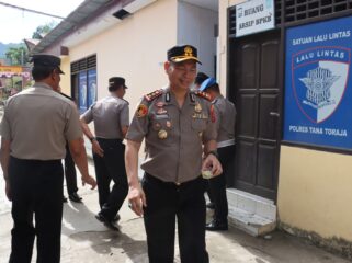 Kapolres AKBP. Budi Hermawan turut jalani test urine di Mapolres Tana Toraja. Foto: Istimewa