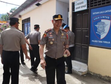 Kapolres AKBP. Budi Hermawan turut jalani test urine di Mapolres Tana Toraja. Foto: Istimewa