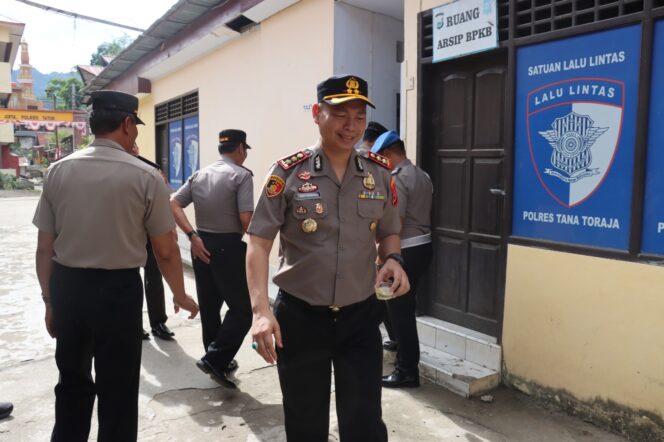
					Kapolres AKBP. Budi Hermawan turut jalani test urine di Mapolres Tana Toraja. Foto: Istimewa