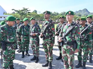 Letkol. Inf. Armal Dandim 1414/Tana Toraja saat gelar apel pasukan dan pengecekan perlengkapan, pada Selasa (10/3/2026). Foto: Istimewa