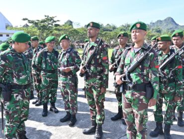 Letkol. Inf. Armal Dandim 1414/Tana Toraja saat gelar apel pasukan dan pengecekan perlengkapan, pada Selasa (10/3/2026). Foto: Istimewa