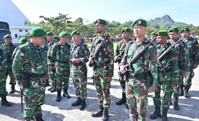 
					Letkol. Inf. Armal Dandim 1414/Tana Toraja saat gelar apel pasukan dan pengecekan perlengkapan, pada Selasa (10/3/2026). Foto: Istimewa