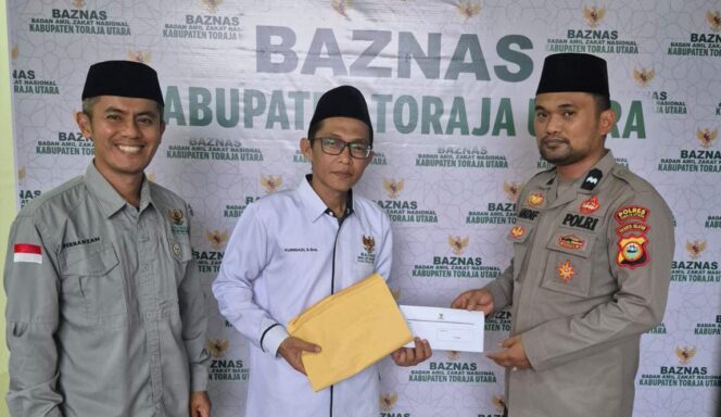 
					Polres Toraja Utara serahkan Zakat Fitrah dan Infaq personel kepada Baznas Toraja Utara. Foto: Istimewa