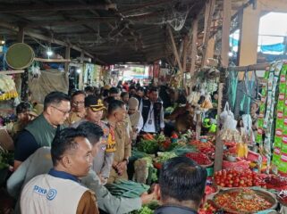 Brigjen Pol. Hermawan, didampingi Kapolres Toraja Utara AKBP. Stephanus Luckyto saat Pantau Harga Pangan di Pasar. Foto: Istimewa