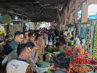 Brigjen Pol. Hermawan, didampingi Kapolres Toraja Utara AKBP. Stephanus Luckyto saat Pantau Harga Pangan di Pasar. Foto: Istimewa