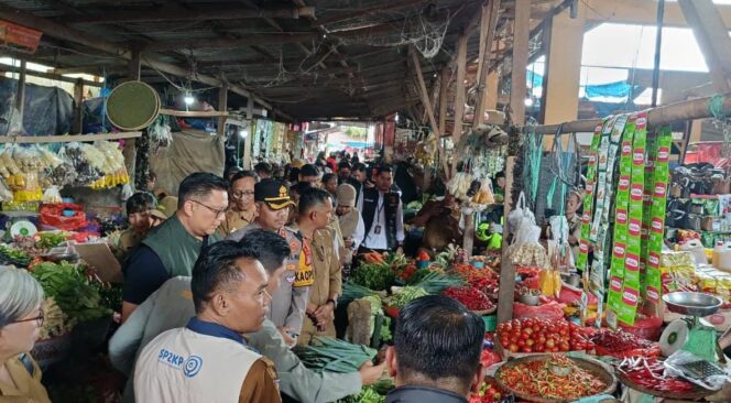 
					Brigjen Pol. Hermawan, didampingi Kapolres Toraja Utara AKBP. Stephanus Luckyto saat Pantau Harga Pangan di Pasar. Foto: Istimewa