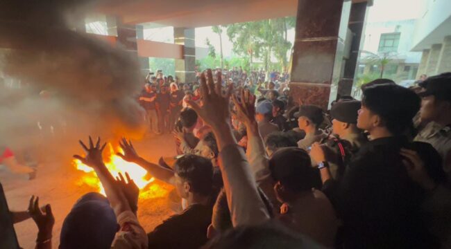 Aksi Massa saat menolak proyek Geothermal (Panas Bumi) di Bittuang, pada Jumat (13/3/2026) yang digelar di Kantor Bupati Tana Toraja. Foto: Istimewa