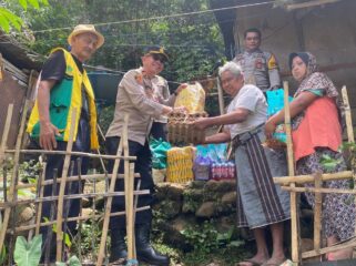 Penyaluran bantuan pangan Ramadhan 1447 H/2026 M kepada masyarakat oleh Polres Tana Toraja. Foto: Istimewa