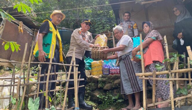 
					Penyaluran bantuan pangan Ramadhan 1447 H/2026 M kepada masyarakat oleh Polres Tana Toraja. Foto: Istimewa
