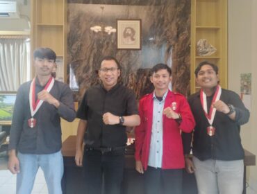 Ketua DPC GMNI Toraja Utara, Septian Tulak Lande’ (kedua dari kanan) saat bersama Ketua BPS Gereja Toraja. Foto: Istimewa