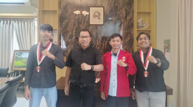 Ketua DPC GMNI Toraja Utara, Septian Tulak Lande’ (kedua dari kanan) saat bersama Ketua BPS Gereja Toraja. Foto: Istimewa