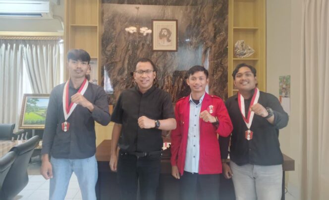 
					Ketua DPC GMNI Toraja Utara, Septian Tulak Lande’ (kedua dari kanan) saat bersama Ketua BPS Gereja Toraja. Foto: Istimewa