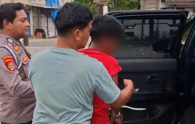 
					BL (baju merah) terduga pelaku cabul kepada kedua adik kandungnya sendiri saat diamankan polisi. Foto: Istimewa/Vressnews