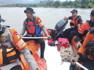 Tim SAR Gabungan melakukan pencarian korban Muhammad Refan Suris (10) yang tenggelam dan terbawah arus sungai Sadan di Enrekang. Foto: Istimewa