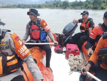 Tim SAR Gabungan melakukan pencarian korban Muhammad Refan Suris (10) yang tenggelam dan terbawah arus sungai Sadan di Enrekang. Foto: Istimewa