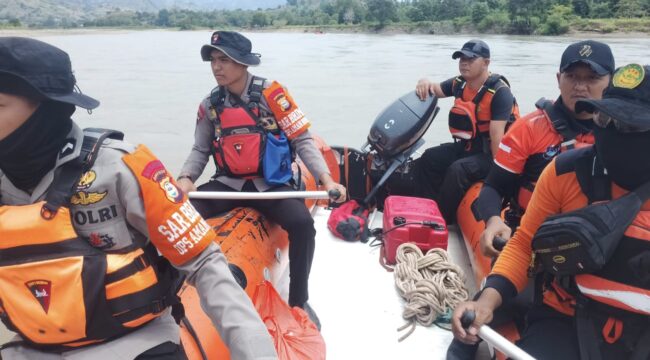 Tim SAR Gabungan melakukan pencarian korban Muhammad Refan Suris (10) yang tenggelam dan terbawah arus sungai Sadan di Enrekang. Foto: Istimewa