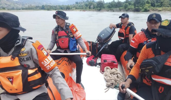 
					Tim SAR Gabungan melakukan pencarian korban Muhammad Refan Suris (10) yang tenggelam dan terbawah arus sungai Sadan di Enrekang. Foto: Istimewa