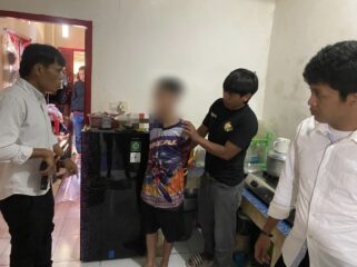 IA (18) saat diamankan Polisi usai membacok Ibu Kandungnya sendiri AT (36) di Tana Toraja, pada Senin (2/3/2026). Foto: Istimewa