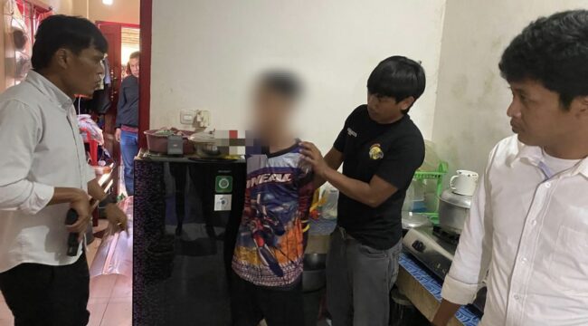 IA (18) saat diamankan Polisi usai membacok Ibu Kandungnya sendiri AT (36) di Tana Toraja, pada Senin (2/3/2026). Foto: Istimewa