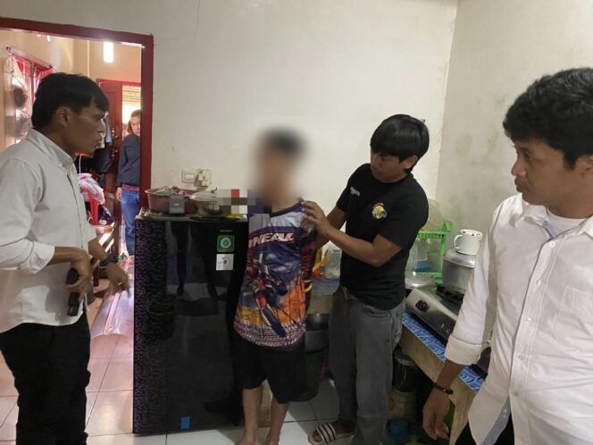 
					IA (18) saat diamankan Polisi usai membacok Ibu Kandungnya sendiri AT (36) di Tana Toraja, pada Senin (2/3/2026). Foto: Istimewa