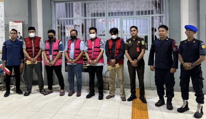 
					Muh. Fauzi (keempat dari kiri) ditahan bersama 4 orang lainnya terkait kasus korupsi P3-TGAI, pada Kamis (5/3/2026). Foto: Istimewa/Dok.Vressnews