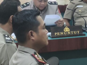 Kasat dan Kanit II Narkoba Polres Toraja Utara saat menjalani putusan sidang kode etik Polri di Mapolda Sulsel, Selasa (10/3/2026). Foto: Vressnews