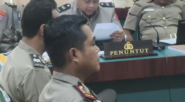 Kasat dan Kanit II Narkoba Polres Toraja Utara saat menjalani putusan sidang kode etik Polri di Mapolda Sulsel, Selasa (10/3/2026). Foto: Vressnews