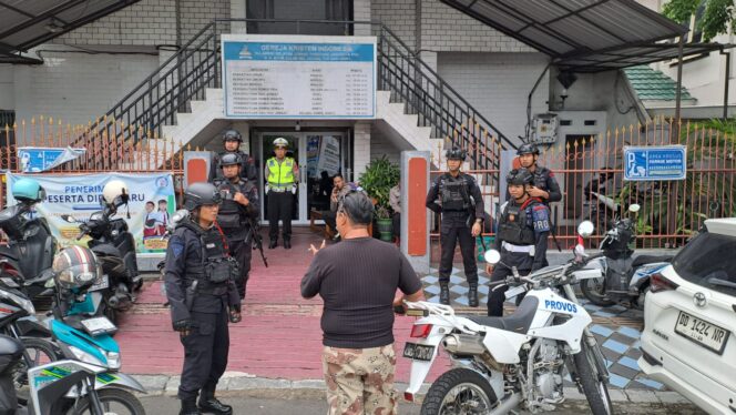 
					Batalyon B Pelopor Satuan Brimob Polda Sulsel melaksanakan rangkaian pengamanan di sejumlah gereja, di Kota Parepare. Foto: Istimewa