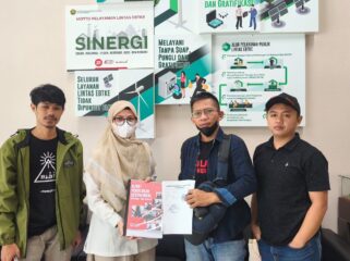 Aliansi Masyarakat Toraja Tolak Geotermal saat menyerahkan surat penolakan eksploitasi panas bumi di Bittuang ke Kementerian ESDM, Senin (6/4/2026). Foto: Istimewa