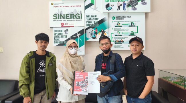 Aliansi Masyarakat Toraja Tolak Geotermal saat menyerahkan surat penolakan eksploitasi panas bumi di Bittuang ke Kementerian ESDM, Senin (6/4/2026). Foto: Istimewa