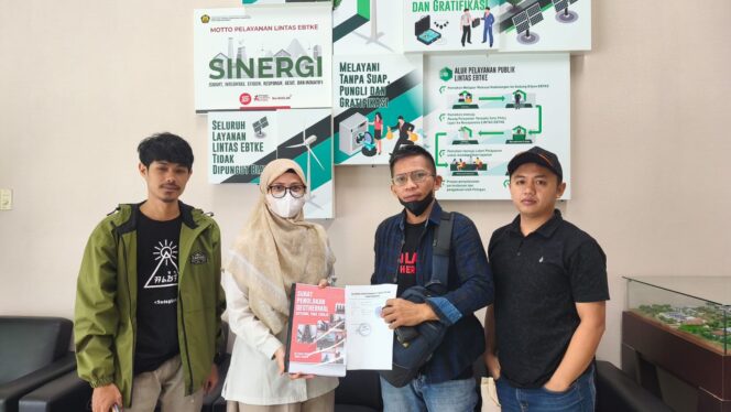 
					Aliansi Masyarakat Toraja Tolak Geotermal saat menyerahkan surat penolakan eksploitasi panas bumi di Bittuang ke Kementerian ESDM, Senin (6/4/2026). Foto: Istimewa