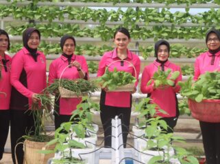 Ketua Bhayangkari Cabang Toraja Utara Ny. Indah Luckyo bersama pengurus. Foto: Istimewa