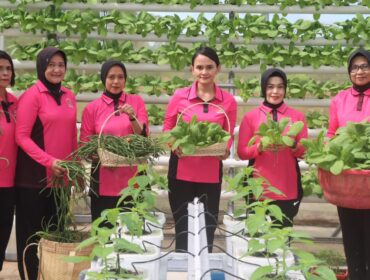 Ketua Bhayangkari Cabang Toraja Utara Ny. Indah Luckyo bersama pengurus. Foto: Istimewa