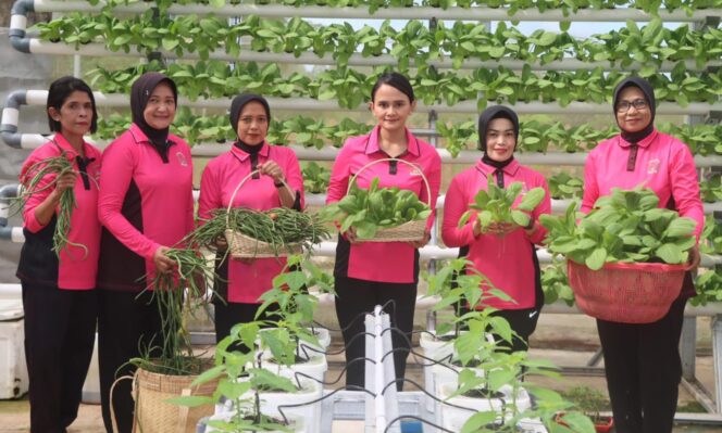 
					Ketua Bhayangkari Cabang Toraja Utara Ny. Indah Luckyo bersama pengurus. Foto: Istimewa