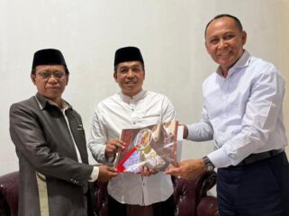 Pimpinan PT Malea Victor Satuan Batara saat menyerahkan bantuan ke Kontingen Kafilah bentuk kepedulian kepada Kegiatan Keagamaan. Foto: Istimewa