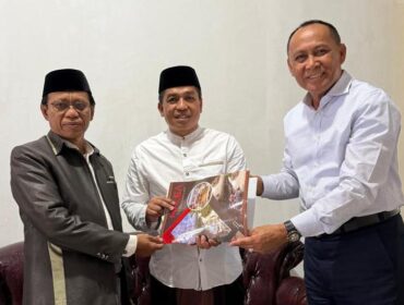 Pimpinan PT Malea Victor Satuan Batara saat menyerahkan bantuan ke Kontingen Kafilah bentuk kepedulian kepada Kegiatan Keagamaan. Foto: Istimewa