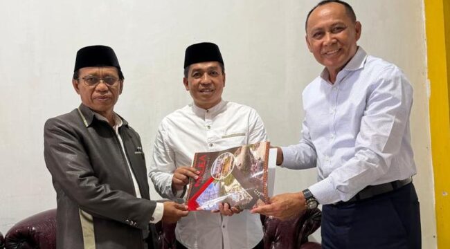 Pimpinan PT Malea Victor Satuan Batara saat menyerahkan bantuan ke Kontingen Kafilah bentuk kepedulian kepada Kegiatan Keagamaan. Foto: Istimewa