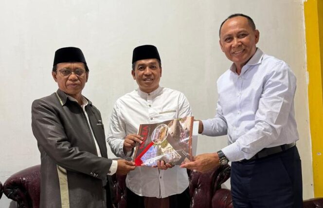 
					Pimpinan PT Malea Victor Satuan Batara saat menyerahkan bantuan ke Kontingen Kafilah bentuk kepedulian kepada Kegiatan Keagamaan. Foto: Istimewa