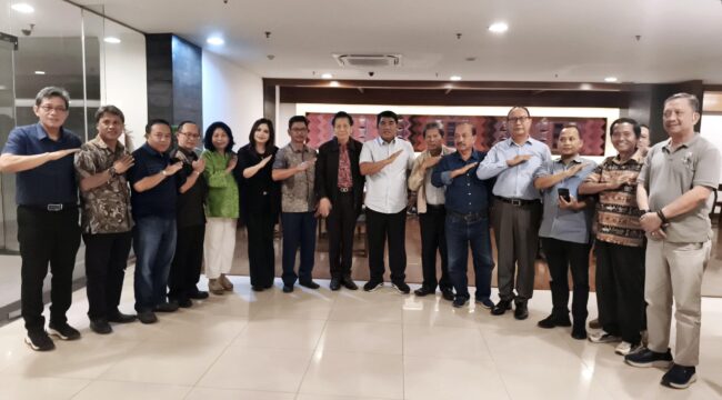 Foto bersama Pengurus Pusat PMTI usai rapat kerja di Hotel Lume'os Cempaka Putih Jakarta pada Jumat (10/4/2026). Foto: Vressnews